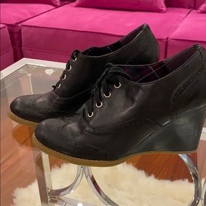 Tommy Hilfiger wedge size 8 in black